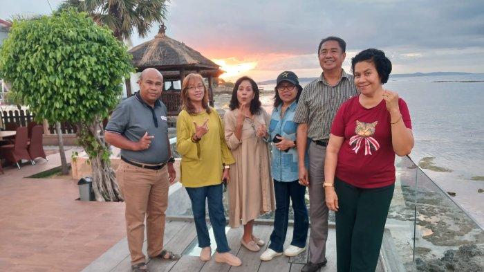 PANITIA NATAL - Doktor Jimmy Dethan Ketua Umum Panitia Natal Bersama 25 Desember 2023 dan Tahun Baru 2024, pose di Resto Suba Suka Pantai Wisata Pasir Panjang, Kota Kupang, Selasa 29 November 2023
