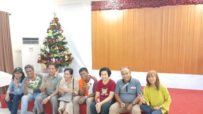 PANITIA NATAL - Doktor Jimmy Dethan Ketua Umum Panitia Natal Bersama 25 Desember 2023 dan Tahun Baru 2024, pose di Resto Suba Suka Pantai Wisata Pasir Panjang, Kota Kupang, Selasa 29 November 2023
