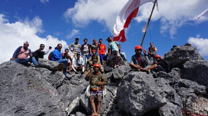 Sejumlah anggota berfoto bersama di Gunung Fatuleu, Kabupaten Kupang, Minggu (18/8/2019).