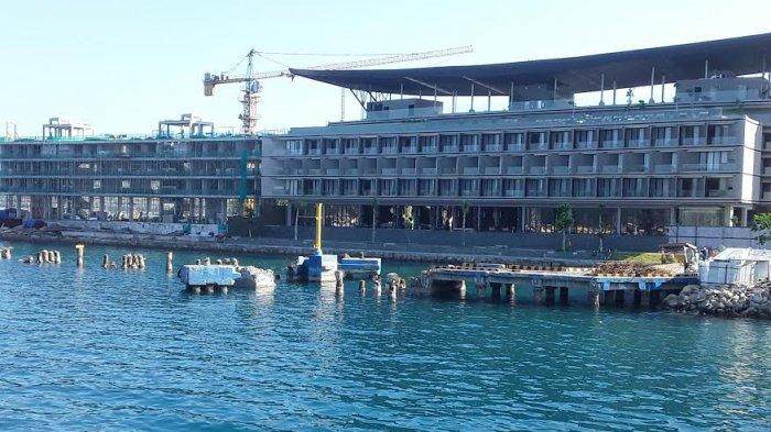 Hotel Inaya Bay Labuan Bajo, dilihat dari belakang atau dari pantai. Hotel ini diresmikan oleh Presiden Jokowi.