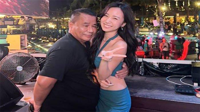 Hotman Paris Rangkul Wanita Cantik Berbusana Seksi , Natizen Sebut