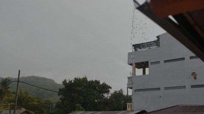 HUJAN - Hujan mengguyur Kota Labuan Bajo, Kabupaten Manggarai Barat, di musim kemarau. BMKG menyebut ini terjadi karena kemarau basah. 
