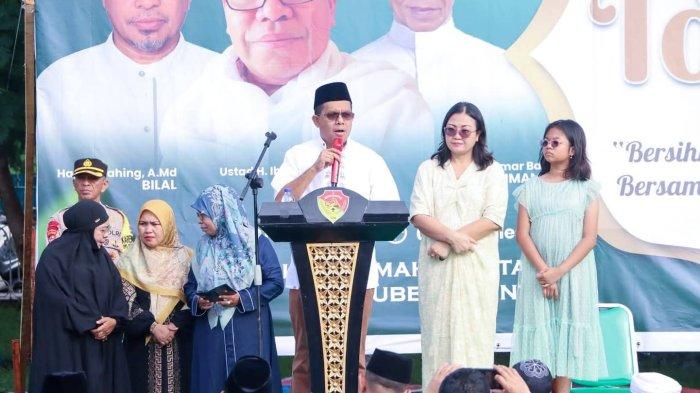 Gubernur NTT Melki Laka Lena saat memberikan Perayaan usai pelaksanaan sholat Idul Fitri 1446 Hijriah di Alun-alun Rumah Jabatan Gubernur NTT. Senin (31/3/2025).