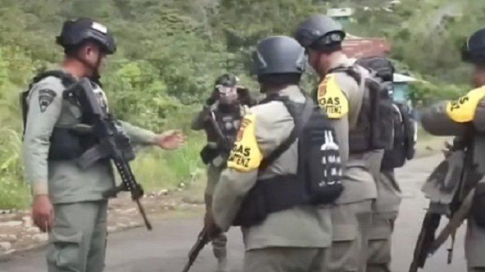 BAKAR GUDANG – KKB Papua tak hanya membakar kios milik warga dan sejumlah bangunan sekolah milik pemerintah, tetapi juga membakar gudang beras milik Pemerintah Kabupaten Puncak. Peristiwa ini sekarang menjadi bahan pergunjingan publik.