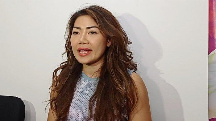 TUNTUT -- Inge Anugrah tuntut Rp 1 Milira pada Ari Wibowo selain apartemen
