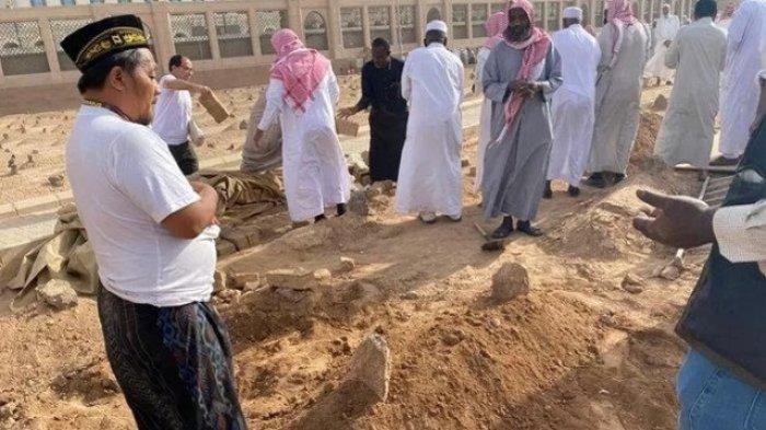 WAFAT - Gambar ilustrasi. Salah satu jemaah sedang melakukan sholat di makam istrinya yang wafat ketika perjalanan dari Surabaya menuju Madinah. (8/5/2025).