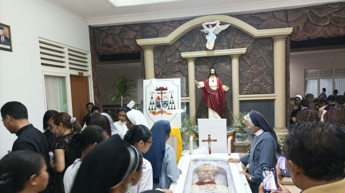 Jenazah Uskup Emeritus Kherubim Pareira disemayamkan di Lepo Bispu Maumere, Selasa (8/10/2024) malam.
