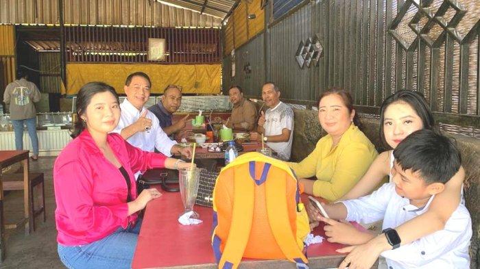 PERSAHABATAN -Kuliner NTT 33 Tahun Berpisah Babi Kiuk Nyuk Satukan Persahabatan Putra Rote - NTT Selamt menikmati berkat Tuhan Yesus dan BUnda Maria, di RM Mutiara Indah, Jalan Frans Seda, Kupang, Kamis 14 Desember 2023 GBU Ora Et Labora, (fen)