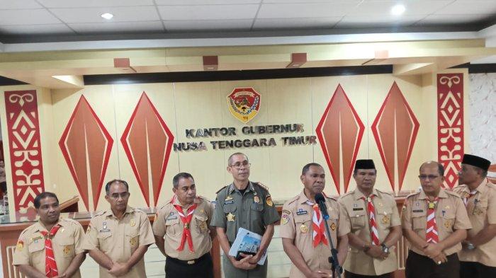 MOBIL PIKAP - Wakil Gubernur NTT Johni Asadoma bersama pimpinan OPD saat memberikan keterangan mengenai aturan kendaraan pikap membawa penumpang. Senin, (14/7) di Kantor Gubernur NTT. 