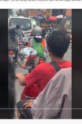 KACA SPION - Viral Pengendara Sepeda Motor Honda Scoopy Dengan Kaca Spion Sebesar Helm Netizen Ngakak
