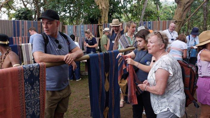 WISATAWAN - Wisatawan mancanegara saat mempelajari kekayaan budaya dan tradisi yang ada di kampung Watublapi, Kecamatan Hewokloang, Selasa (24/6/2025).