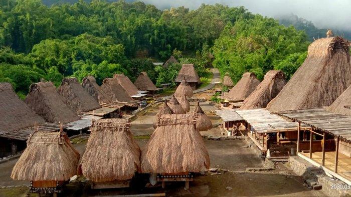 Pesona kampung adat Bena di Desa Tiwo Riwu Kecamatan Jerebu'u Kabupaten Ngada, Jumat (27/3/2020).



Area lampiran