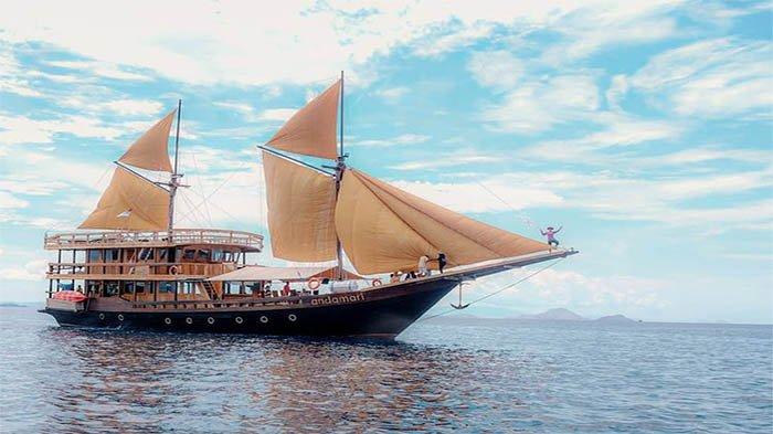 KAPAL PHINISI -- Kapal Phinisi “Andamari” ditawarkan untuk wisatawan di Labua Bajio