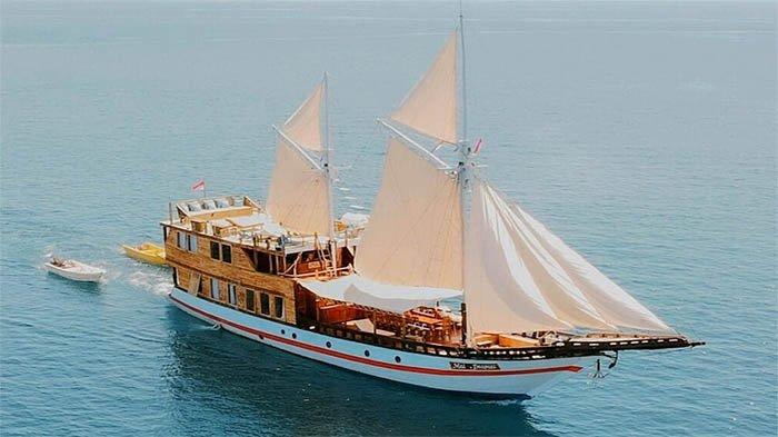KAPAL PHINISI -- Kapal Phinisi Maipa Deapati bisa disewa oleh wisatawan di Labuan Bajo