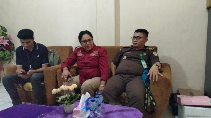 Kepala Seksi (Kasi) Intel Kejari Kupang, R Sitompul, SH dan JPU Frince W Amnifu, SH, saat bertemu LBH APIK NTT dan keluarga korban Desy Tafuli, di Kantor Kejari Kupang, Rabu (18/9) siang.