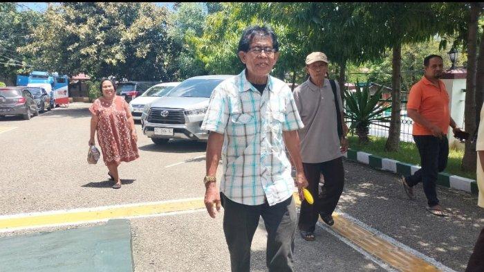 KELUARGA MEY – Keluarga Yosephina Maria Mey usai putusan hakim PN Kupang yang memvonis terdakwa Albert Solo dengan hukuman 15 tahun penjara atas tindakan KDRT hingga menyebabkan kematian terhadap Mey, Kamis (6/3).