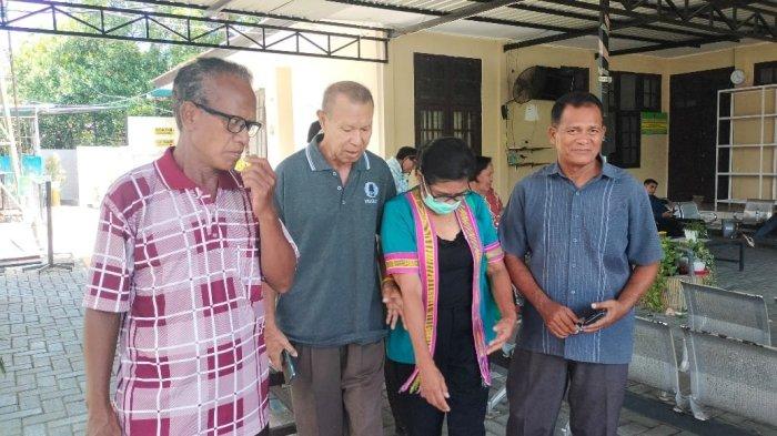 KELUARGA MEY – Keluarga Yosephina Maria Mey usai putusan hakim PN Kupang yang memvonis terdakwa Albert Solo dengan hukuman 15 tahun penjara atas tindakan KDRT hingga menyebabkan kematian terhadap Mey, Kamis (6/3).