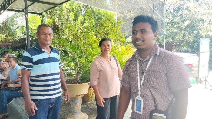 KELUARGA MEY – Keluarga Yosephina Maria Mey usai putusan hakim PN Kupang yang memvonis terdakwa Albert Solo dengan hukuman 15 tahun penjara atas tindakan KDRT hingga menyebabkan kematian terhadap Mey, Kamis (6/3).