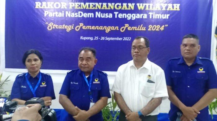 KETERANGAN PERS - Ketua DPW NasDem NTT, Raymundus Fernandes didampingi pengurus memberikan keterangan pers terkait hasil Rapat Koordinasi Pemenanganan Pemilu 2024 di Aula Hotel Sasando, Kupang, Senin 26 September 2022.
 