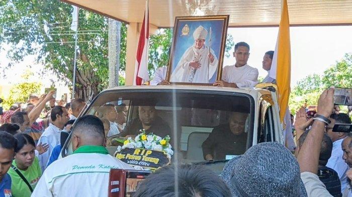 Penerimaan jenazah Uskup Emeritus Keuskupan Agung Kupang, Mgr. Petrus Turang, di Istana Keuskupan, Sabtu (5/4/2025).