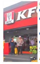 warga dan santri mendatangi Kentuky Fried Chiken KFC disekitar Ciawi Kabupaten Bogor Jawa barat siang Hari selepas shalat jumat 24 Mart 2024 jadi Berita Viral