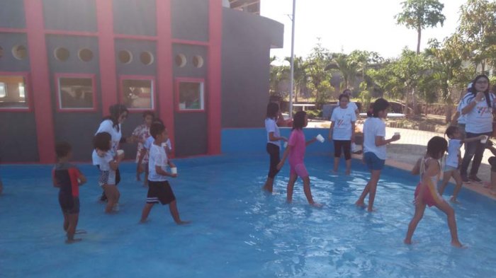 Anak-anak sibuk mencari dan mengumpulkan koin yang ada di dalam kolam di Kupang Waterpark Sabtu 29/7/2017