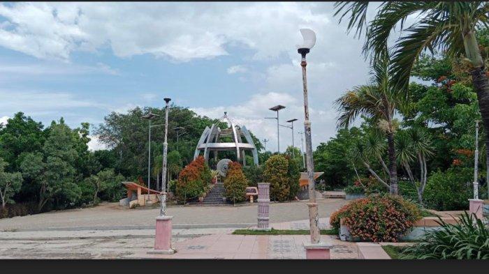 LAMPU RUSAK - Kondisi lampu yang rusak di taman Nostalgia Kupang. Warga disekitar taman Nostalgia (Tamnos) meminta pemerintah kota Kupang untuk memperbaiki lampu yang rusak. 
