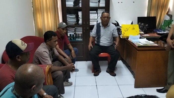 TAGIH JANJI – Para kontraktor di Kabupaten Ende kembali mendatangi Kantor Bupati Ende, Senin (16/6/2025). Mereka mempertanyakan janji pemerintah yang mau merealisasikan pembayaran pekerjaan fisik yang telah diselesaikan puluhan kontraktor tersebut pada tahun 2024 lalu.