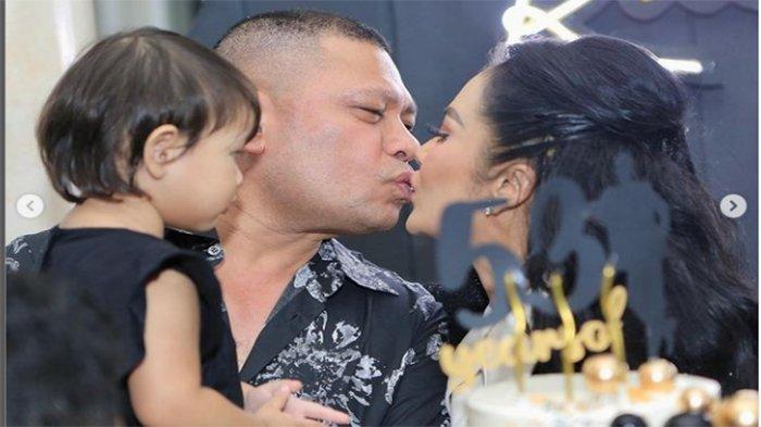 BIBIR -- Krisdayanti dan Raul Lemos ciuman bibir saat rayakan ultah ayah Amora Lemos , natizen singgung disaksikan bocil