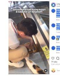 seekor anak kucing terjepit di eskalator LRT Harjamukti di Stasiun LRT Harjamukti (HAR) yang merupakan stasiun LRT yang terletakdi Jalan Taman Bunga Wiladatika, Harjamukti, Cimanggis, Depok, Provinsi Jawa Barat Jumat 12 April 2024