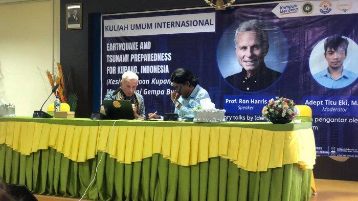 KULIAH UMUM - Adept Titu Eki bersama Prof. Ron Harris dalam Kuliah Umum Internasional yang membahas tentang Kesiapan Kupang dalam Menghadapi Gempa Bumi dan Tsunami di Aula Lantai 3 Gedung Rektorat Undana, pukul 16.00 WITA.
 