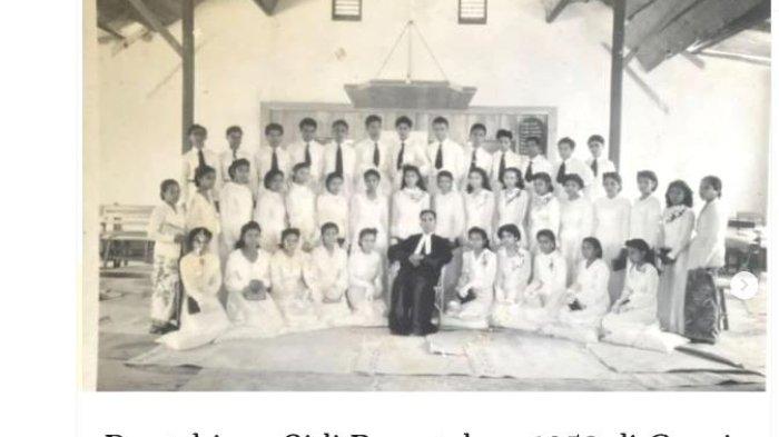 Potret suasana di GMIT Ebehezer Oeba di tahun '52 dan '72. Ada juga potret Kuburan Belanda di Nunhila tahun '87 serta potret Wisma Isabella di Tode tahun '80. Kalo ada kaka dong pung bapa dan mama yang ada di ini foto na basuara di komen dolo 

Dokumentasi ini milik Opa B. TH Foenale  disunting
•
3 ming
Potret suasana di GMIT Ebehezer Oeba di tahun '52 dan '72. Ada juga potret Kuburan Belanda di Nunhila tahun '87 serta potret Wisma Isabella di Tode tahun '80. Kalo ada kaka dong pung bapa dan mama yang ada di ini foto na basuara di komen dolo ????

Dokumentasi ini milik Opa B. TH Foenale.