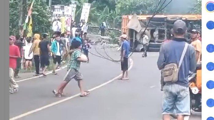 Terjadi kecelakaan sebuah truk terguling di Jln Cigudeg Panjaungan tepatnya di turunan Cibokor .