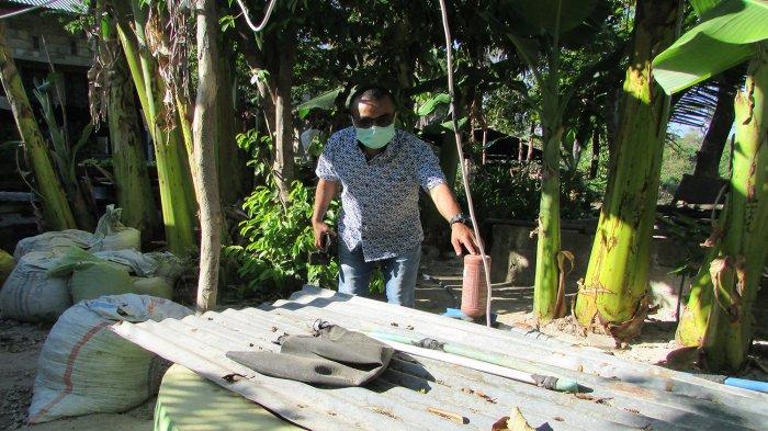 DR. Laurensius Lehar, S.P, MP , Dosen TIH Jurusan TPH Politani Kupang menunjukan sumur yang digunakan untuk mengairi sawah milik Kelompok Tani Sahabat di Desa Mata Air, Kecamatan Kupang Tengah, Kabupaten Kupang, Provinsi NTT
