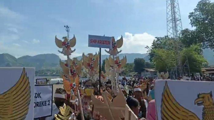 Lautan manusia memadati Pelabuhan Laut Ende untuk mengikuti parade kebangsaan, Sabtu 28 Mei 2022. 
