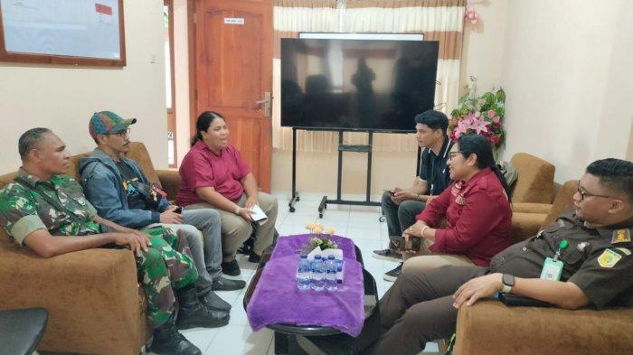 Kuasa hukum keluarga korban Oktovianus Desy Tafuli yakni  Puput Joan Riwu Kaho, SH dari LBH APIK NTT, bersama keluarga korban, Yusuf Tafuli serta Ketua Asosiasi Anti Kekerasan dan Diskriminasi terhadap Kelompok MInoritas (Saksitimor), Ridho Herwila, menemui Kepala Seksi (Kasi) Intel Kejari Kupang, R Sitompul, SH Dan JPU Frince W Amnifu, SH, di Kantor Kekari Kupang, Rabu (18/9) siang.