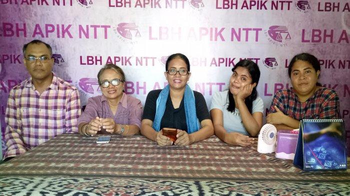 Direktris LBH APIK NTT, Ansy D Rihi Dara, SH bersama pengacara LBH APIK NTT, Puput Joan Riwukaho, SH, Ester Day, SH serta Kordinator devisi Perubahan Kebijakan, CHarisal Daniel Saduk Manu,S.Th, dan Kordinator Devisi Administrasi & Keuangan, Florina Lito Kelore,SE.