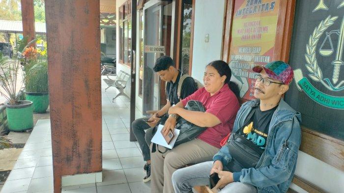 Kuasa hukum keluarga korban Oktovianus Desy Tafuli yakni  Puput Joan Riwu Kaho, SH dari LBH APIK NTT, bersama Ketua Asosiasi Anti Kekerasan dan Diskriminasi terhadap Kelompok MInoritas (Saksitimor), Ridho Herwila, menemui, di Kantor Kekari Kupang, Rabu (18/9) siang.