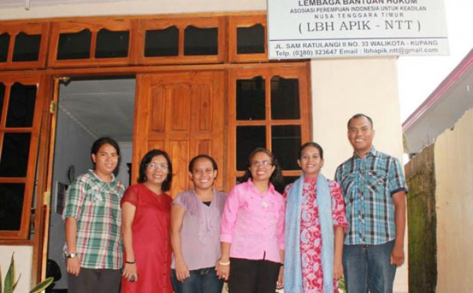 Para pengurus LBH Apik, dari kiri ke kanan, Direktris LBH Apik, Ansi D Rihi Dara, S.H (mengenakan syal), Veronika Ata, Dany Manu dan Ester Day, dalam kegiatan catatan akhir Tahun 2013, Sabtu (18/1/2014).