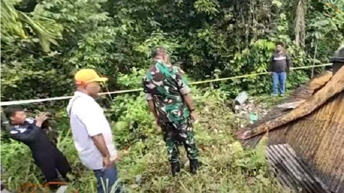 LOKASI KEJADIAN – Inilah lokasi pembakaran bangunan di wilayah Distrik Kramongmongga, Kabupaten Fakfak. Di tempat inilah Camat Darson Hegemur dihabisi secara kejam oleh belasan pria tak dikenal yang diduga sebagai anggota KKB Papua.