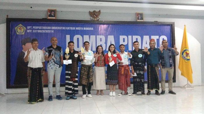 JUARA LOMBA - Para juri bersama para juara lomba pidato antar mahasiswa/i Unwira yang dilaksanakan oleh UPT Perpustakaan Pusat Unwira, Sabtu (31/5).
