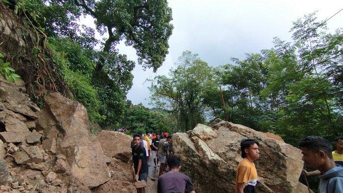 LONGSOR - Bencana longsor kembali terjadi di ruas jalan Trans Flores Ende-Maumere di Km 69, tepatnya di RT.001/ RW. 001, Dusun 1 Ledasua, Desa Bokasape Timur, Kecamatan Wolowaru, Kabupaten Ende, Minggu (1/6/2025) pukul 24.10 Wita.