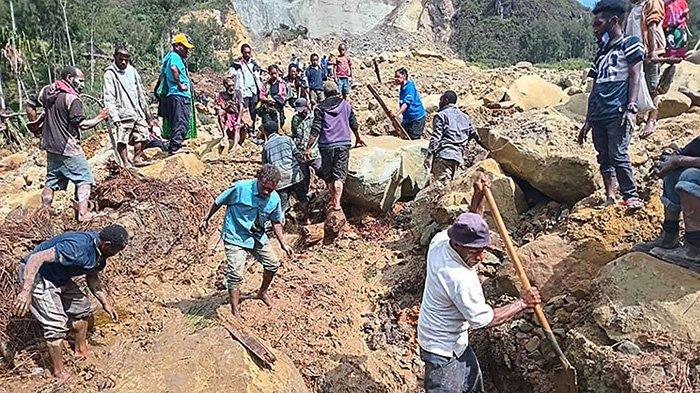 Masyarakat sedang menggali di lokasi longsor di Desa Yambali, Papua Nugini.