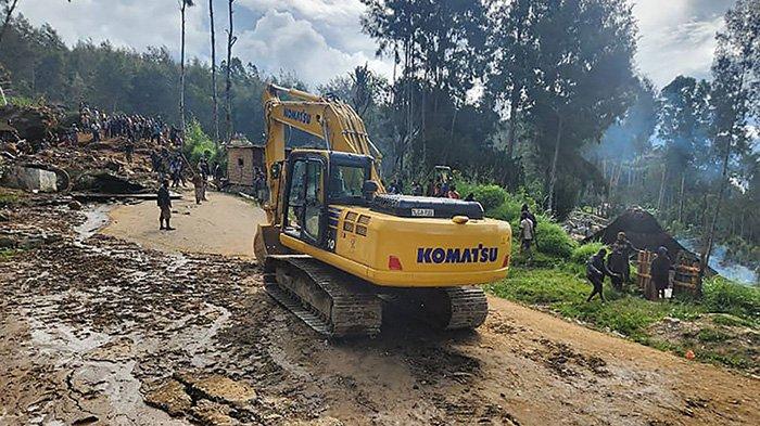 Sebuah ekskavator melaju menuju lokasi tanah longsor di Desa Yambali di Provinsi Enga, Papua Nugini.