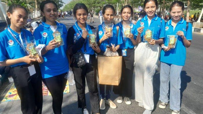 MAHASISWI POLTEK NEGERI KUPANG - Kuliner NTT Jalan Jalan Santai di Lokasi Car Free Day Beli Keripik Bayam Mahasiswi Poltek Negeri Kupang,di lokasi Car Free Day, Kupang, Sabtu 7 November 2023 lalu.