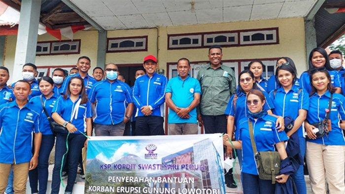 ISTIMEWA/POS-KUPANG.COM

POSE BERSAMA – Manajemen Kopdit Swasti Sari pose bersama seusai membagikan sembako kepada warga terdampak erupsi Gunung Lewotobi di Posko Penanggulangan Bencana Erupsi Gunung Lewotobi Desa Konga, Kecamatan Tite Hena, Kabupaten Flores Timur, Minggu 21 Januari 2024.