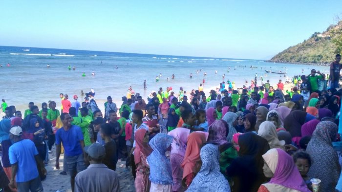 Masyarakat Desa Lamawain berkumpul di bibir pantai Watohari untuk menyaksikan perlombaan mancing mania.