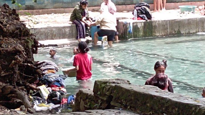 Warga Kelurahan Bakunase II, Kecamatan Kota Raja, Kota Kupang, memanfaatkan Kolam mata air Amnesi di wilayah tersebut untuk berbagai keperluan, mulai dari tempat rekreasi hingga mencuci pakaian.