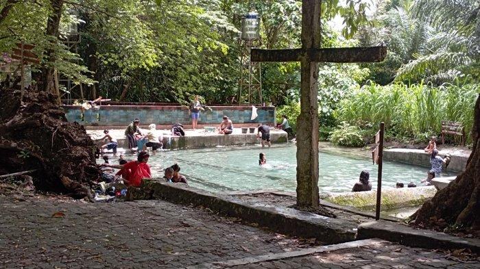 Warga Kelurahan Bakunase II, Kecamatan Kota Raja, Kota Kupang, memanfaatkan Kolam mata air Amnesi di wilayah tersebut untuk berbagai keperluan, mulai dari tempat rekreasi hingga mencuci pakaian.