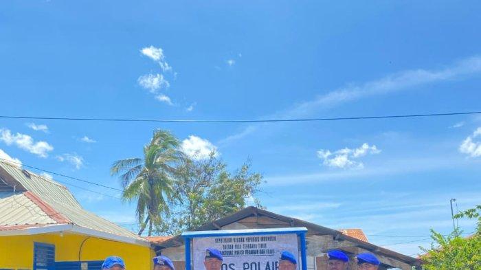 NELAYAN - Dua nelayan asal Desa Parumaan, Kecamatan Alok Timur, Kabupaten Sikka, diamankan anggota Sat Polairud Polres Sikka karena diduga menangkap ikan di wilayah perairan Teluk Maumere dengan menggunakan bahan peledak atau bom rakitan.